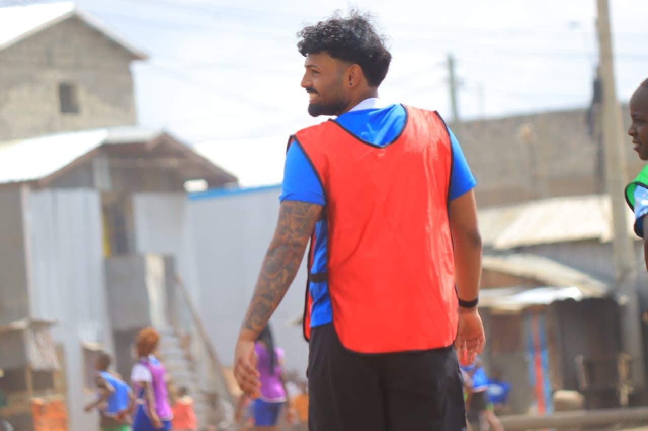Sarujan Pirabakaran, Gründer der Pirabakaran Foundation, auf dem Fussballplatz in Kenia