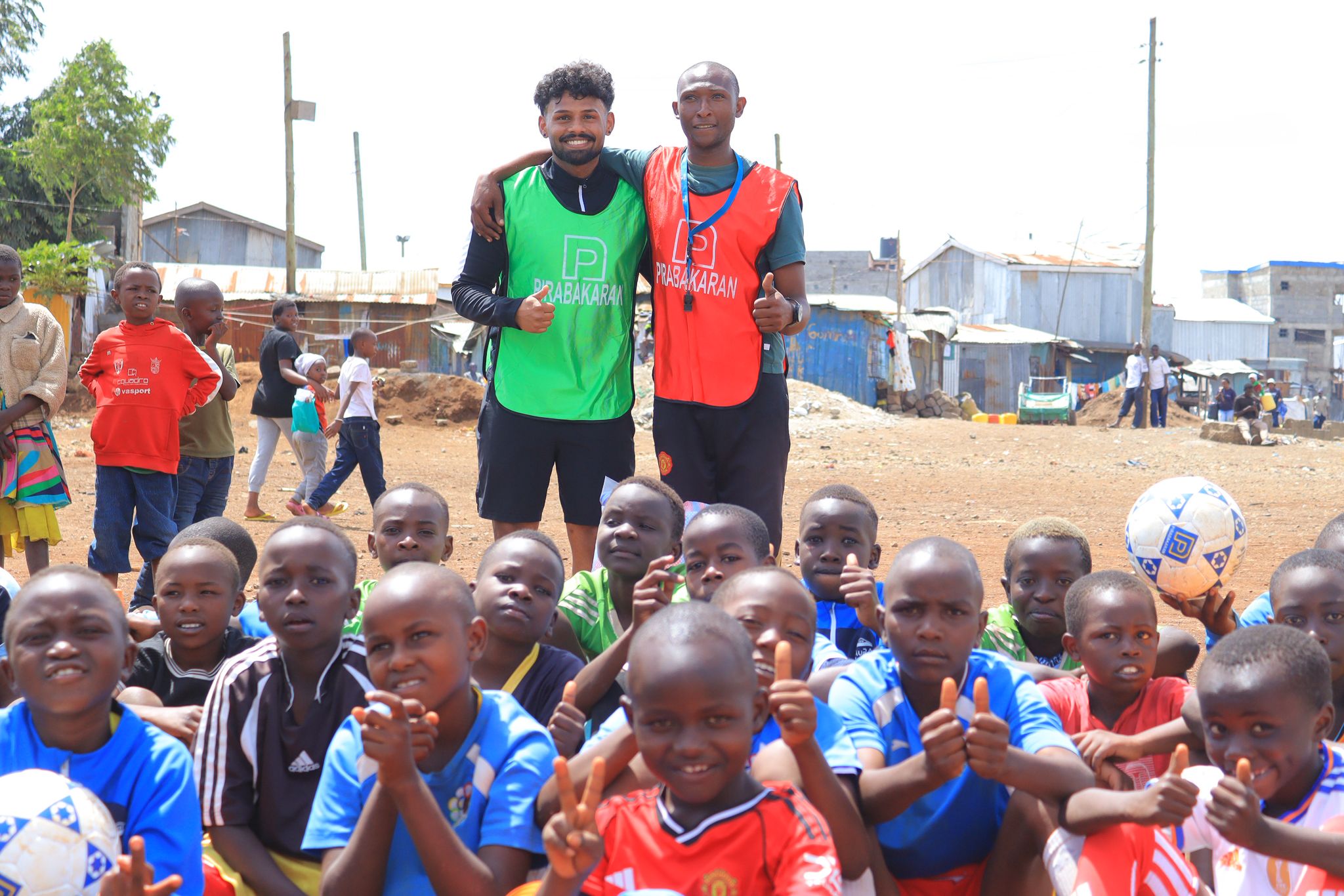 Sarujan und ein Trainer mit einer Gruppe von Kindern in Kenia